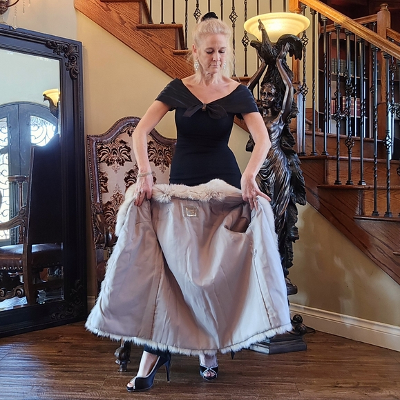 Elegant Ivory Fox Fur Coat with Rolling Sleeves & Plush Collar - Picture 13 of 17